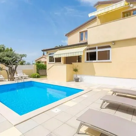 Lovely 1 1-Bed Apartment In Porec 别墅 波雷奇