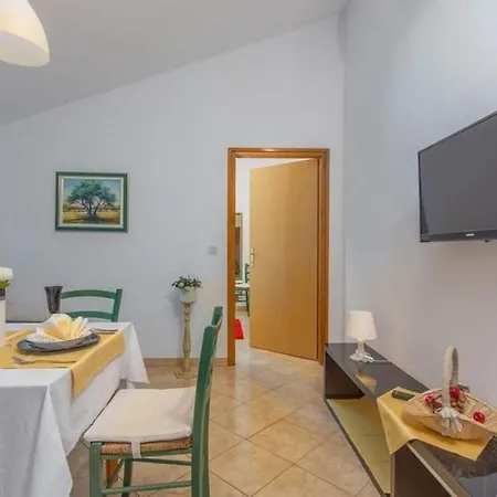 Lovely 1 1-Bed Apartment In Porec 别墅 *