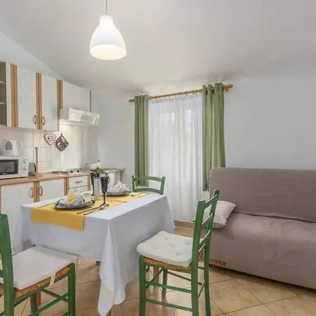 Lovely 1 1-Bed Apartment In Porec Villa *